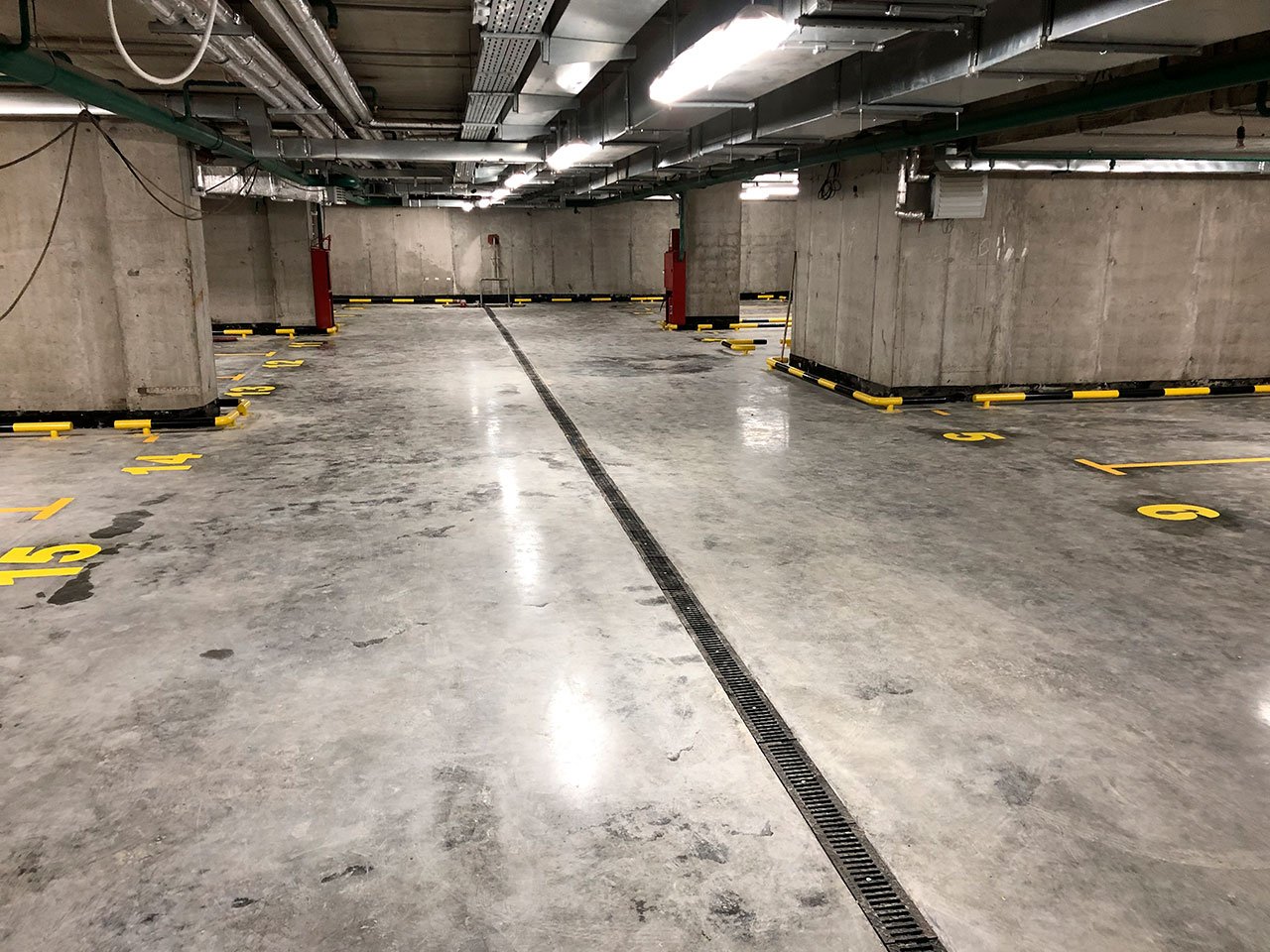 Упрочненные бетонные. Промышленный бетонный пол b30. Инъекционная гидроизоляция паркингов. Гидроизоляция подземной парковки. Полы в производственных помещениях.
